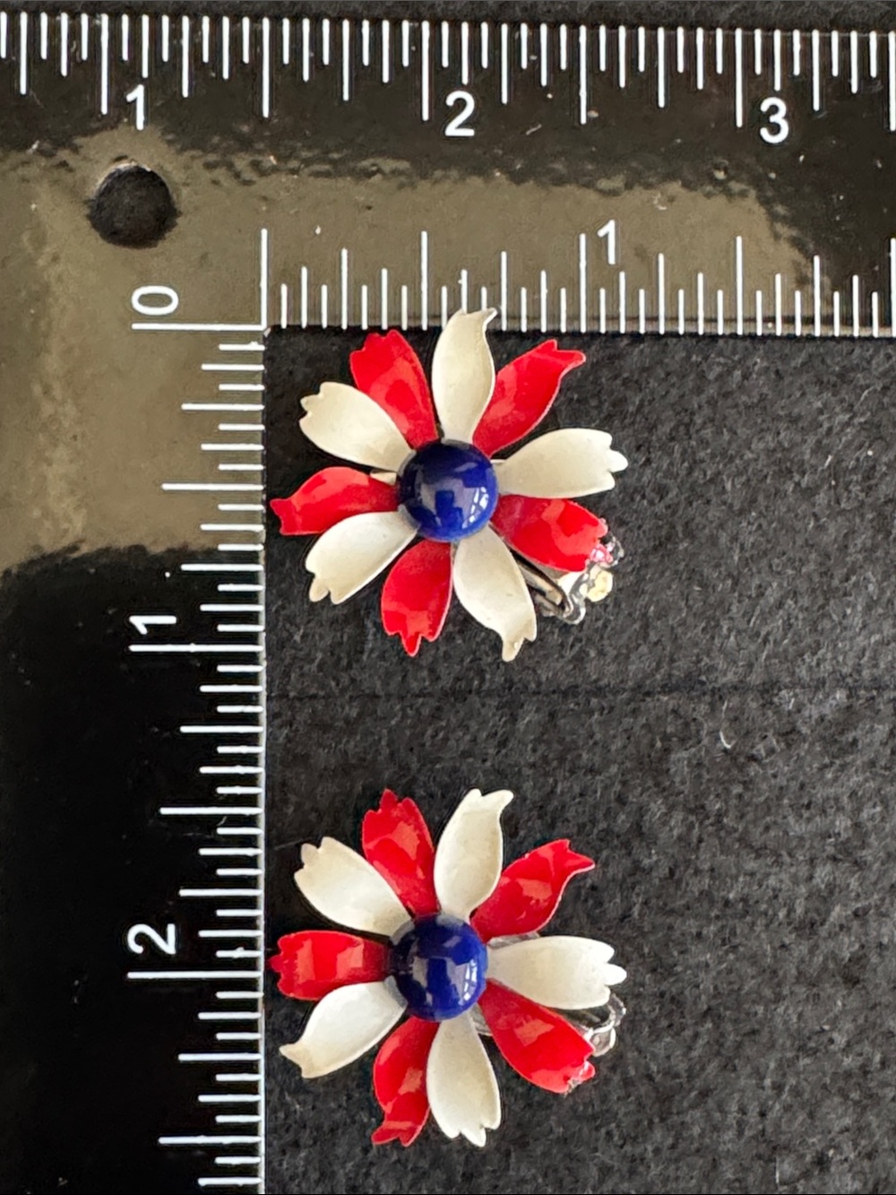 VTG 1960s Mod Red White Blue Enamel Daisy Clip on Earrings - Picture 6 of 6